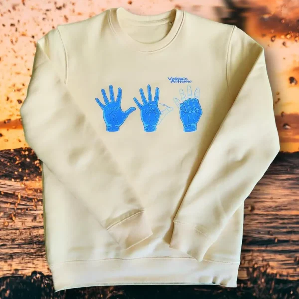 Violence At Home creme beige Farbe Pullover mit blauem Logo gegen häusliche Gewalt und toxische Beziehungen